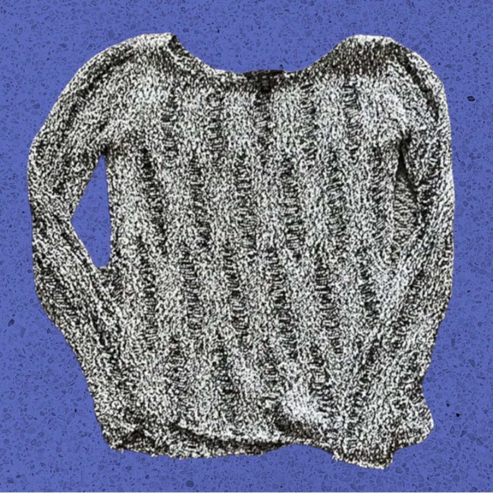 𝐉𝐄𝐒𝐒𝐈𝐂𝐀 𝐒𝐈𝐌𝐏𝐒𝐎𝐍 Blk & Wht Mesh/Slash Design Sweater - Picture 2 of 7